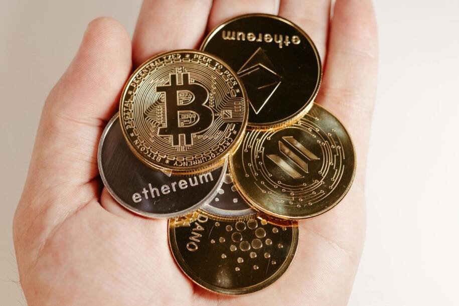 Bitcoin e Ethereum lideram mercado de criptomoedas em 2026; saiba como investir