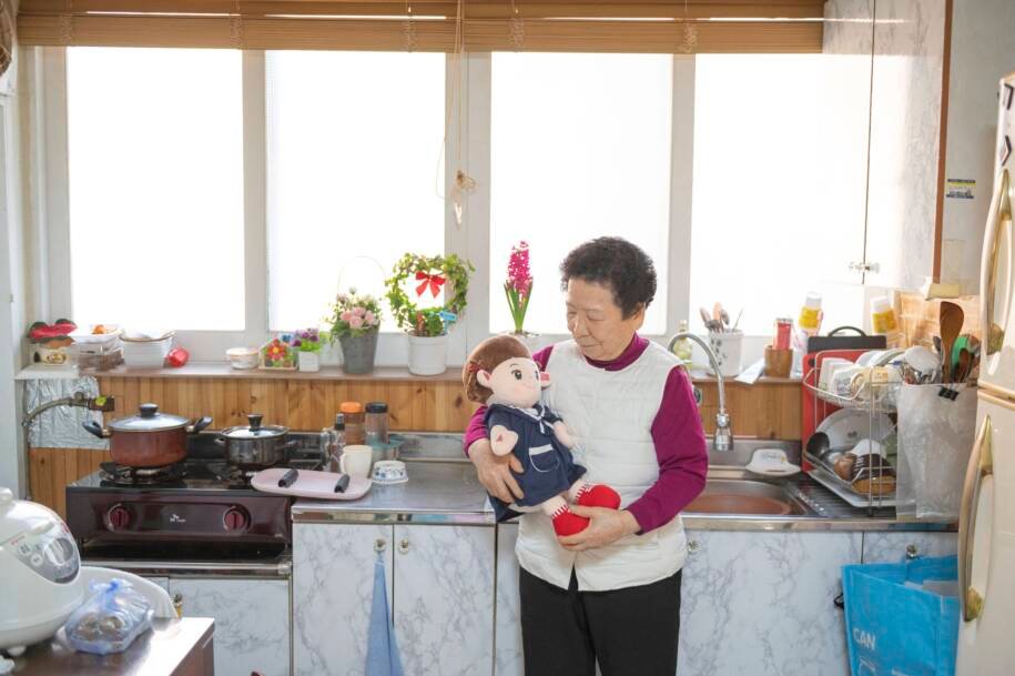 Bonecas com IA transformam vida de idosos na Coreia do Sul em meio à solidão