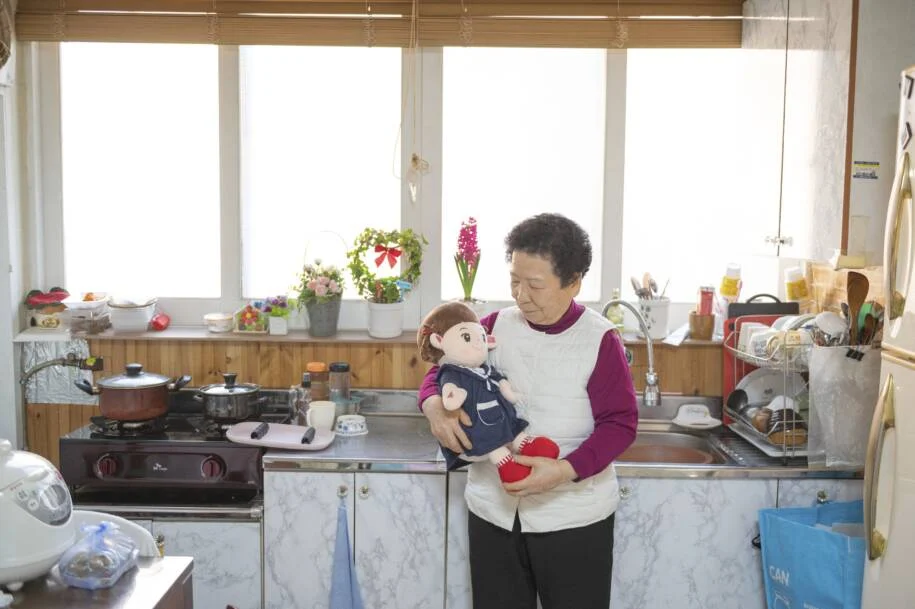 Bonecas com IA transformam vida de idosos na Coreia do Sul em meio à solidão