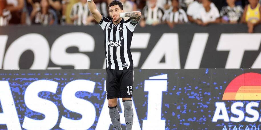 Botafogo vence Chapecoense com gol de Alex Telles e avança na Copa do Brasil