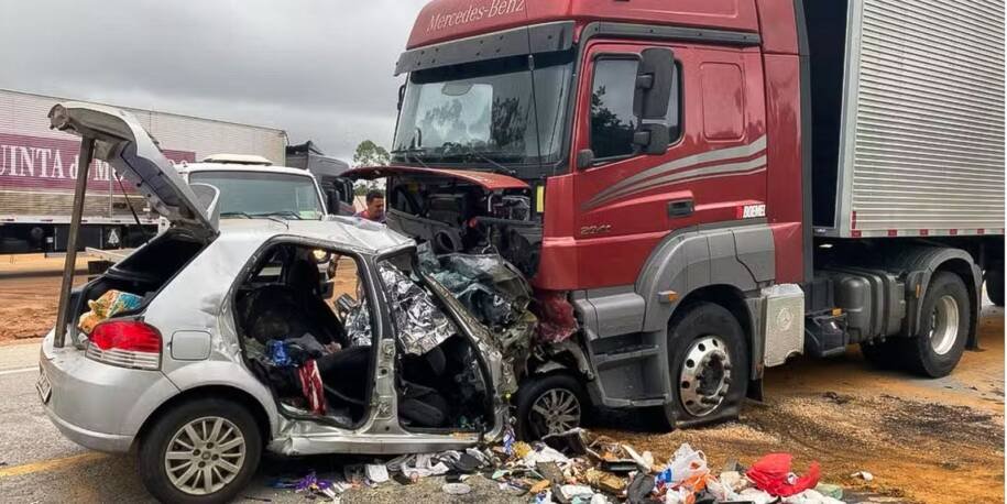 BR-251: Seis membros de família morrem em colisão trágica com carreta