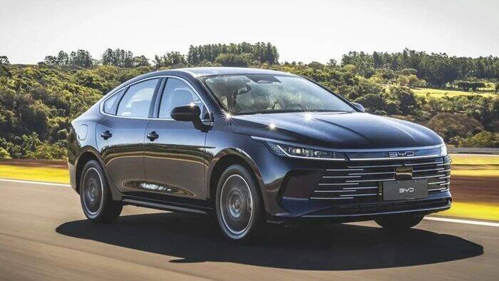 BYD reduz preço do sedan híbrido King GL e desafia Corolla em vendas