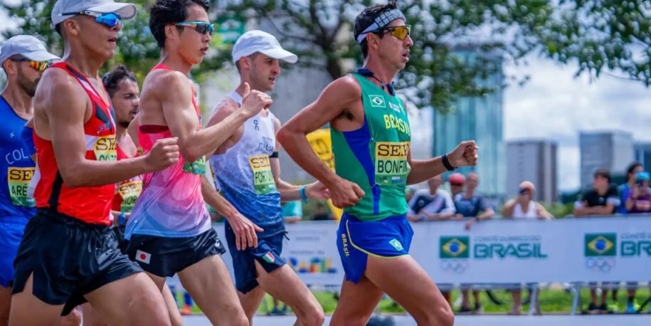 Caio Bonfim brilha e Brasil conquista bronze no Mundial de Marcha em Brasília