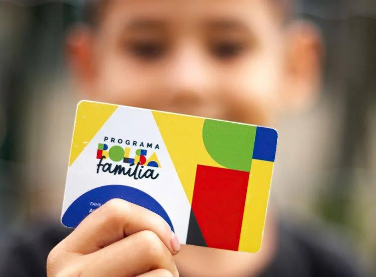 Caixa paga Bolsa Família a 18,9 milhões e muda regras de proteção para famílias