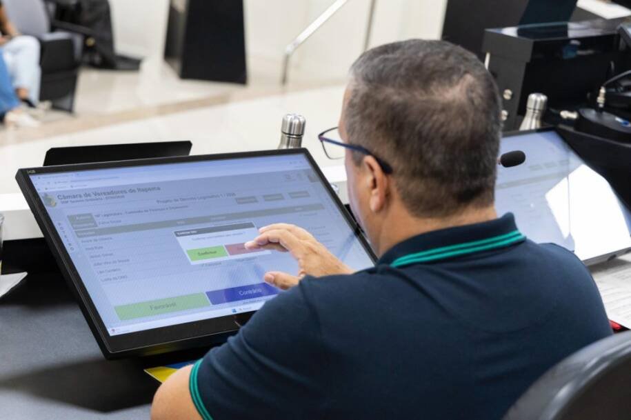 Câmara de Vereadores de Itapema vota 15 Projetos de Lei e homenageia atletas