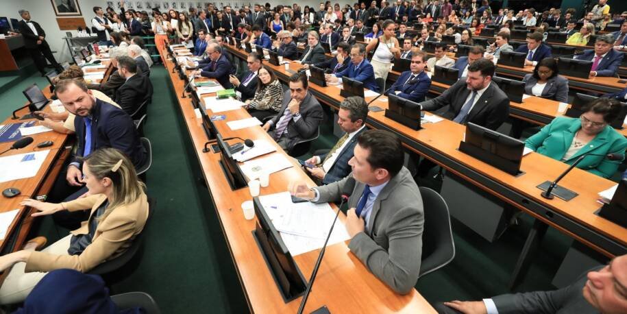 Câmara dos Deputados analisa PEC 221 que promete reduzir jornada de trabalho