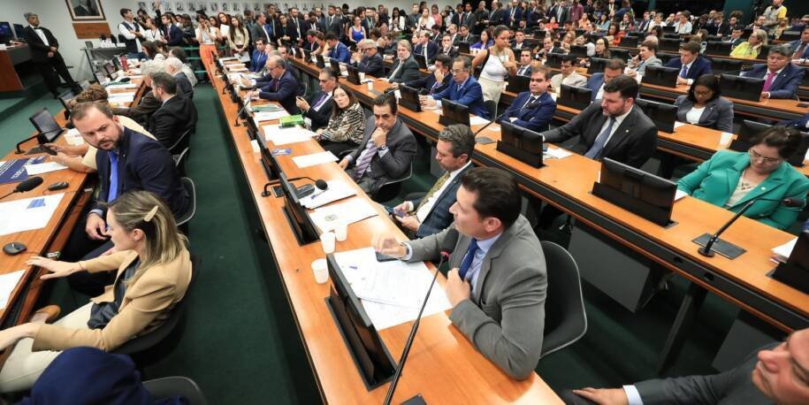 Câmara dos Deputados analisa PEC 221 que promete reduzir jornada de trabalho