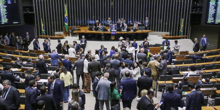Câmara dos Deputados aprova MP 1323/25 e impõe novas regras para seguro-defeso