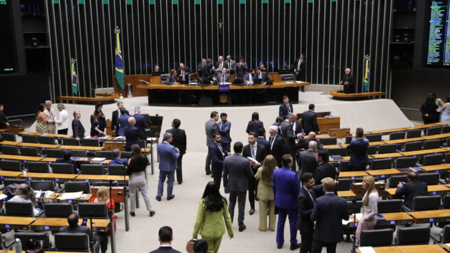 Câmara dos Deputados aprova PEC que garante R$ 36 bilhões para assistência social