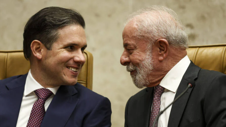Câmara dos Deputados avança para extinguir jornada 6×1 e ignora projeto de Lula