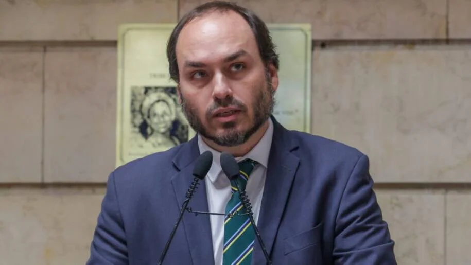 Carlos Bolsonaro aciona PL contra aliados que ignoram Flávio na corrida presidencial