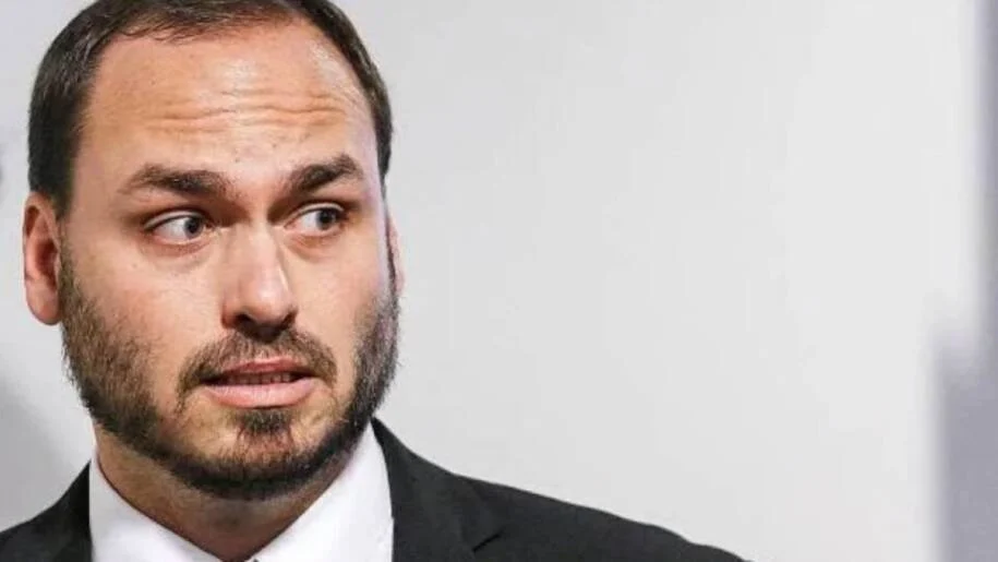 Carlos Bolsonaro critica PL por omissão em apoio a Flávio e trai Jair