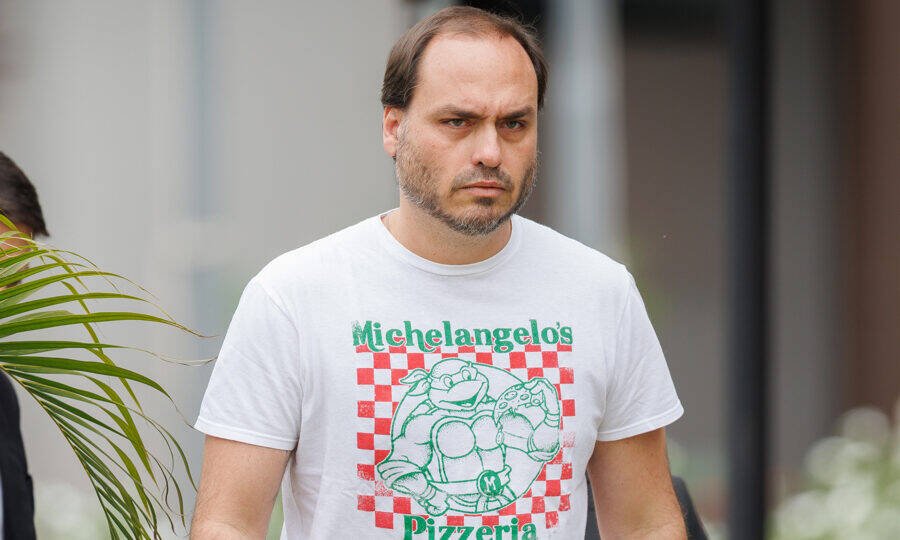 Carlos Bolsonaro critica Valdemar Costa Neto por inércia e pede apoio a Flávio