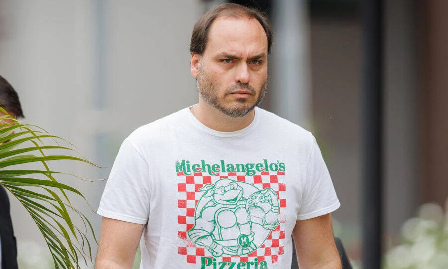 Carlos Bolsonaro critica Valdemar Costa Neto por inércia e pede apoio a Flávio