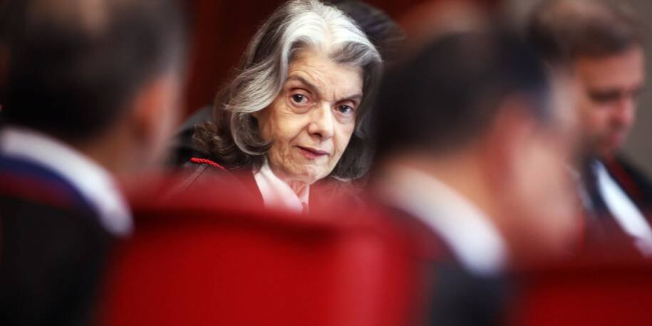 Cármen Lúcia antecipa eleição e Nunes Marques assume TSE em meio a tensão