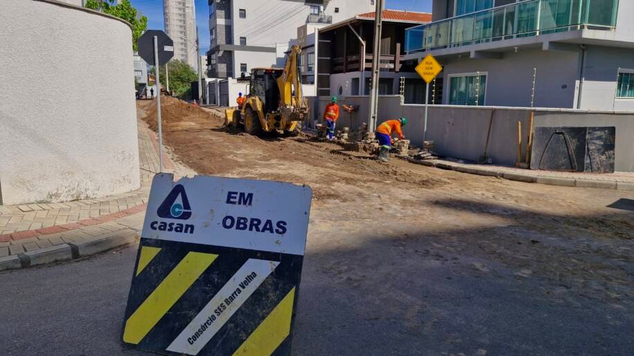 Casan inicia obras de esgoto em Barra Velha e promete melhorias em três semanas