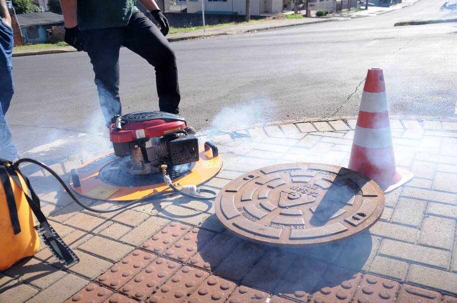 Casan realiza testes de fumaça em Chapecó e combate ligações irregulares