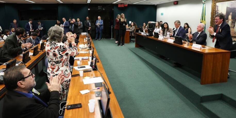 CCJ aprova PECs que podem eliminar a escala 6×1 e mudar jornada de trabalho