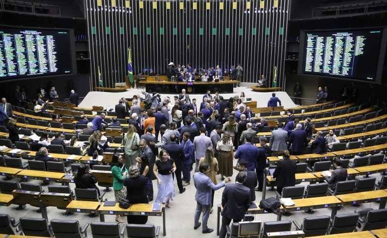CCJ da Câmara adia votação das PECs que podem mudar jornada de trabalho