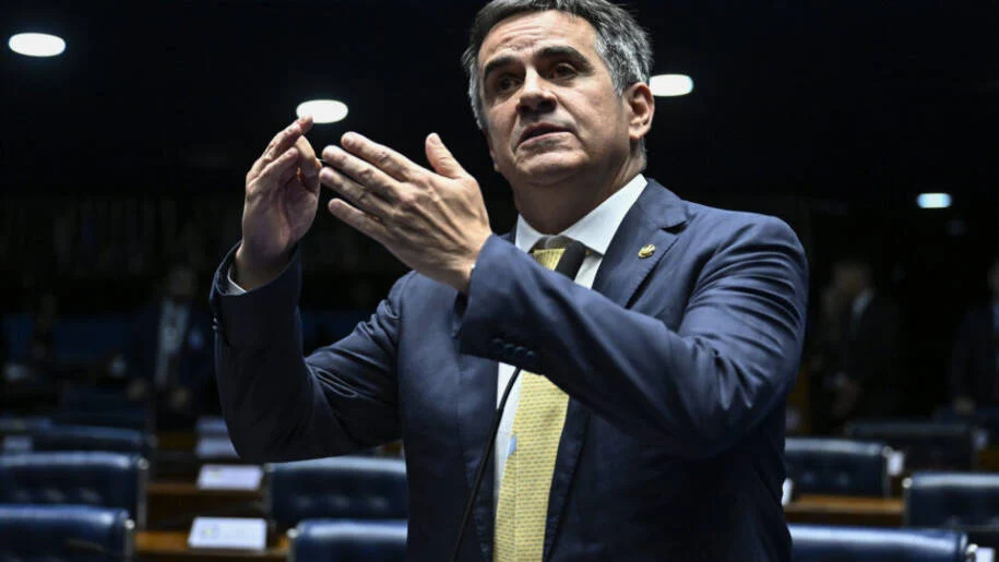 Ciro Nogueira alerta Flávio Bolsonaro sobre risco de perder eleições de 2026