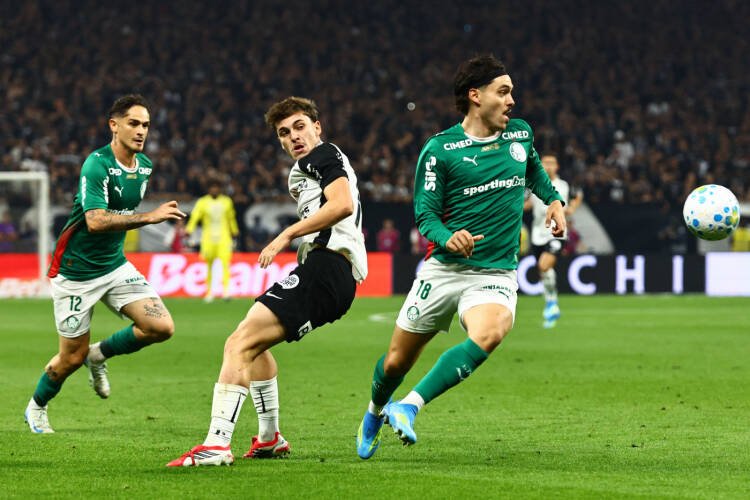 Corinthians e Palmeiras empatam em jogo marcado por expulsões e tensão na Arena