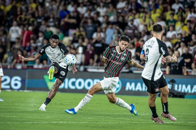 Corinthians sofre derrota no Maracanã e acumula oitava partida sem vitória