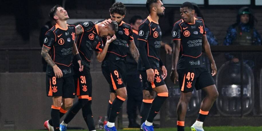 Corinthians vence Platense por 2 a 0 na estreia de Diniz na Libertadores