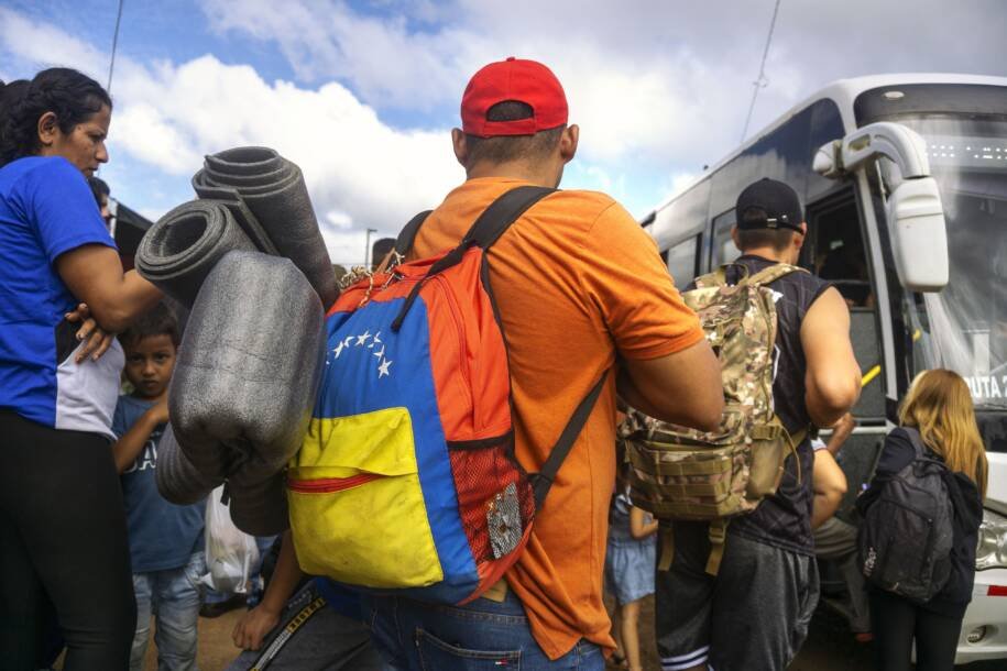 Costa Rica recebe 25 migrantes deportados dos EUA em programa polêmico