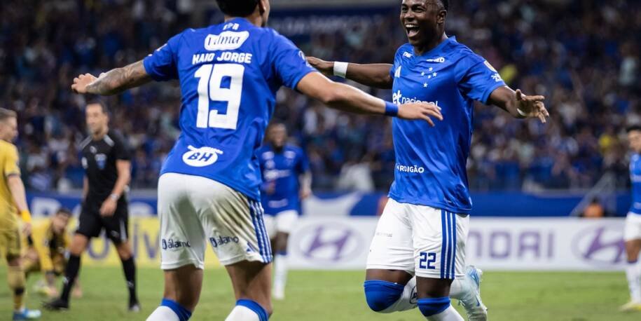 Cruzeiro supera Boca Juniors com gol decisivo de Villarreal no Mineirão