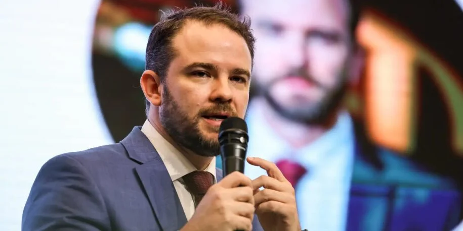 Dario Durigan enfrenta pressão fiscal e desafios após assumir Fazenda