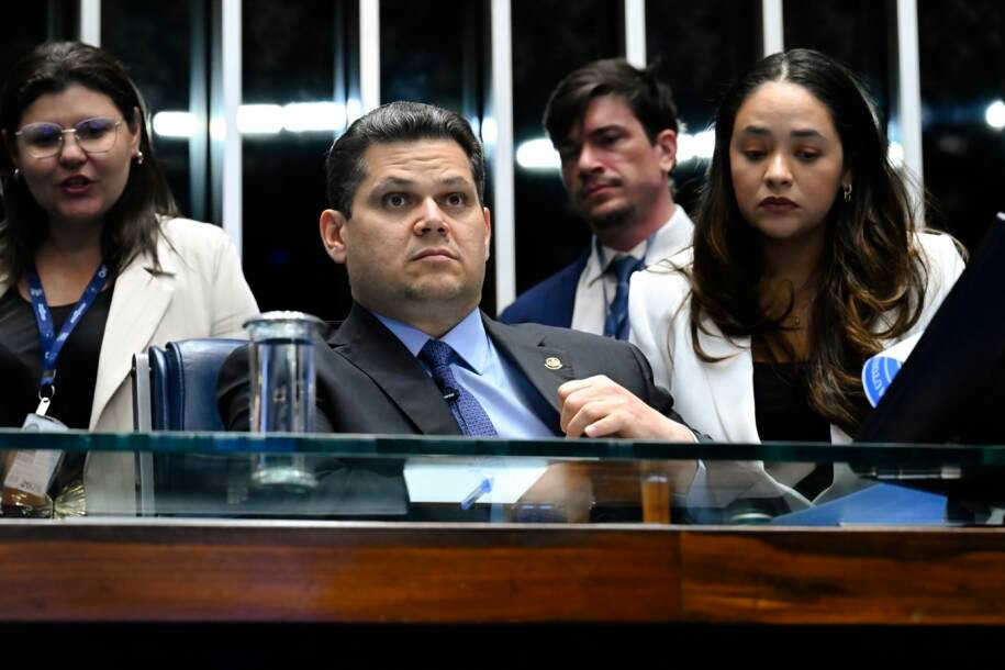 Davi Alcolumbre lidera rejeição de Jorge Messias ao STF e gera crise com Lula