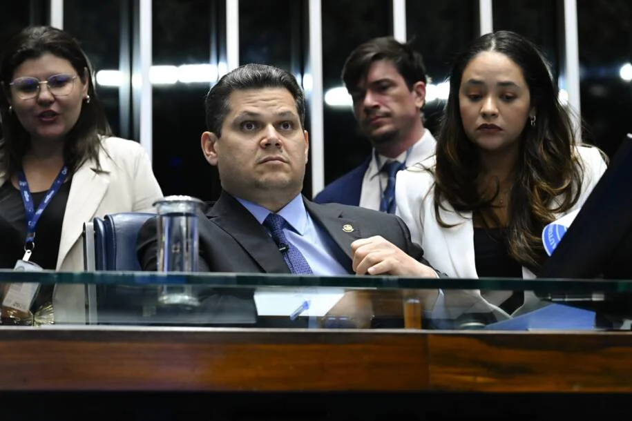 Davi Alcolumbre lidera rejeição de Jorge Messias ao STF e gera crise com Lula