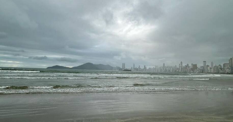 Defesa Civil de Santa Catarina emite alerta para chuvas intensas em Balneário Camboriú