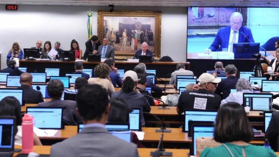 Deputado Lucas Redecker adia votação do fim da escala 6×1 e gera tensão na CCJ