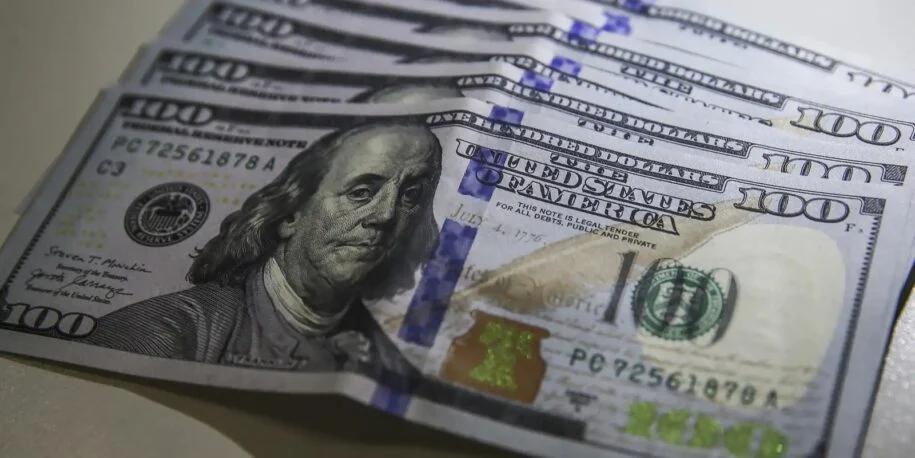 Dólar cai e Ibovespa sobe com expectativa de acordo entre EUA e Irã