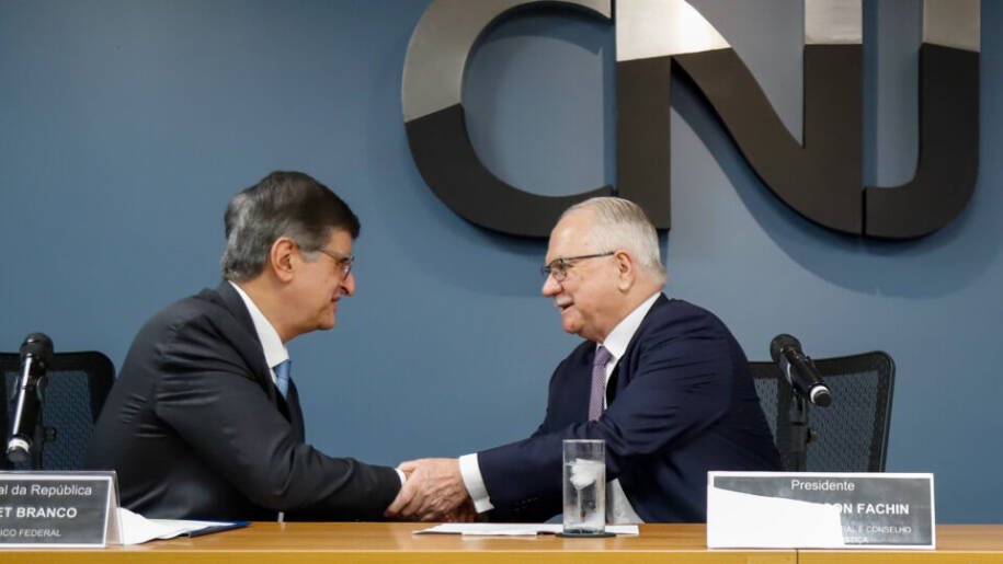 Edson Fachin aprova gratificação e limita 'penduricalhos' a juízes e procuradores