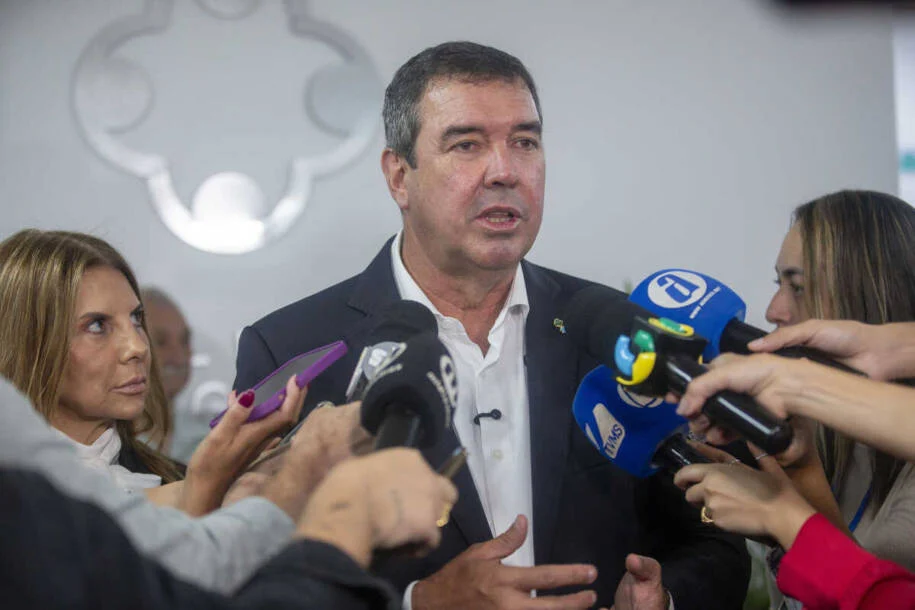 Eduardo Riedel apoia gestão terceirizada em saúde e gera polêmica em Campo Grande