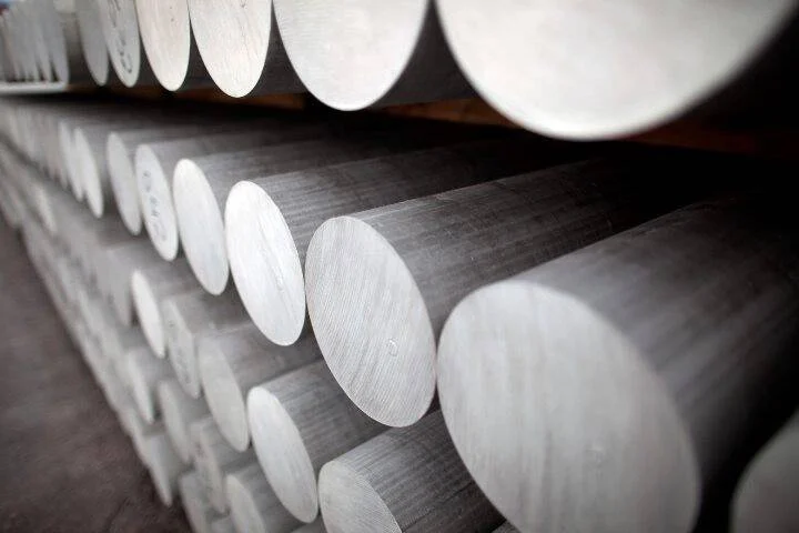 Empresas japonesas buscam alumínio russo apesar de sanções e preços altos