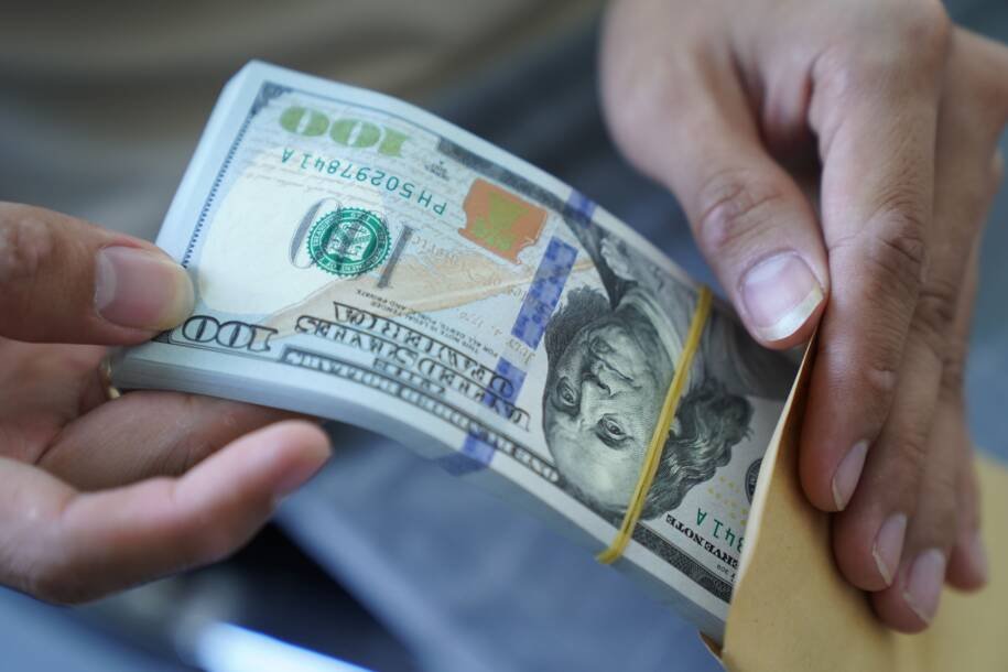 Estados Unidos e Irã avaliam prorrogar cessar-fogo e dólar opera estável