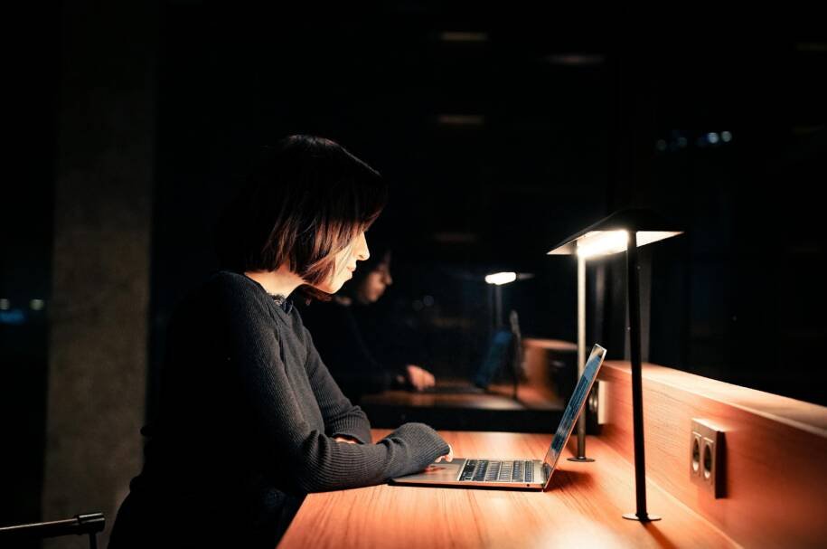 Estudo revela que IA pode prejudicar relações em equipes de trabalho híbrido