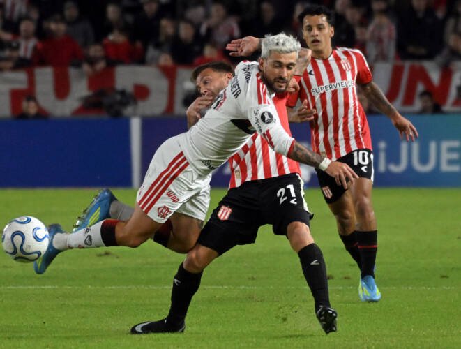 Flamengo empata com Estudiantes e Arrascaeta deixa campo com trauma no ombro