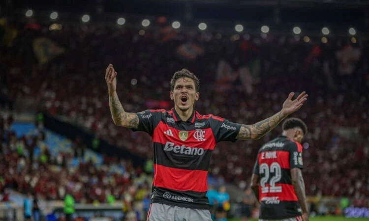 Flamengo supera Vitória por 2 a 1 no Maracanã e deixa tensão para o jogo de volta