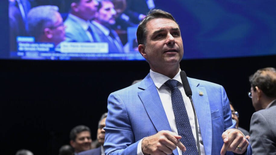 Flávio Bolsonaro acusa Alexandre de Moraes de desequilibrar eleições de 2026