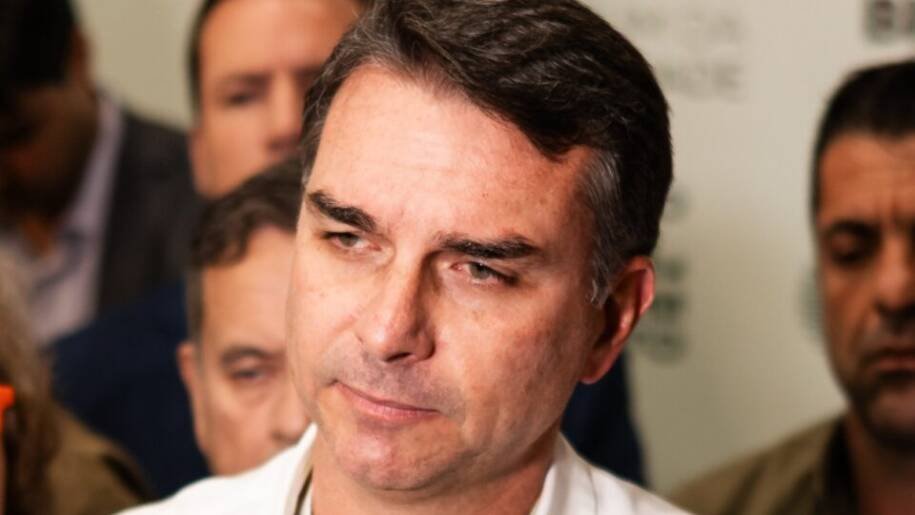 Flávio Bolsonaro acusa Lula de juros altos e endividamento de 80,4% das famílias