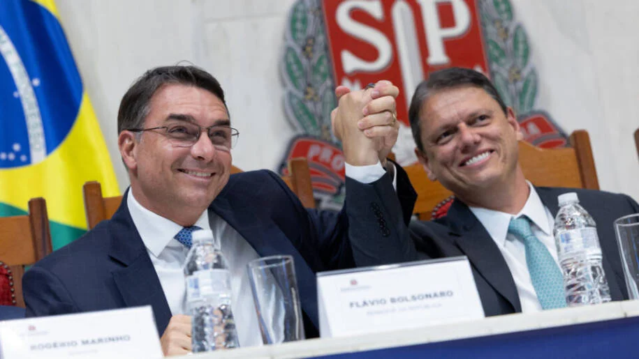 Flávio Bolsonaro avança na pré-candidatura à Presidência e ignora Tarcísio