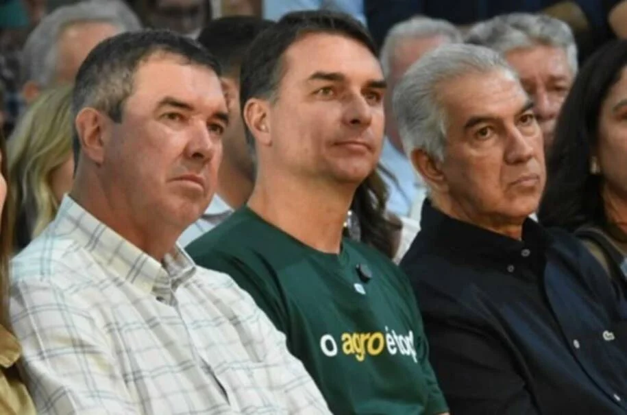 Flávio Bolsonaro confirma Reinaldo Azambuja e aguarda pesquisas para Senado em MS