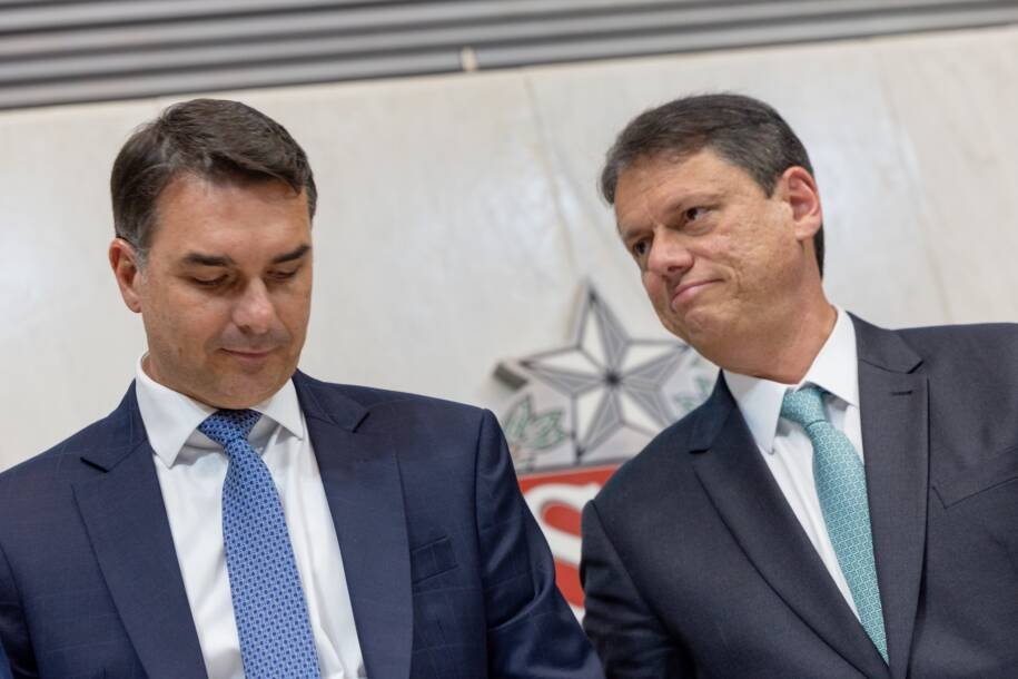 Flávio Bolsonaro considera Tarcísio de Freitas 'mais preparado' para a Presidência