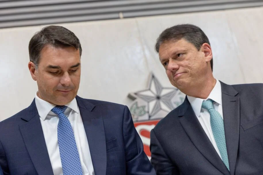 Flávio Bolsonaro considera Tarcísio de Freitas ‘mais preparado’ para a Presidência