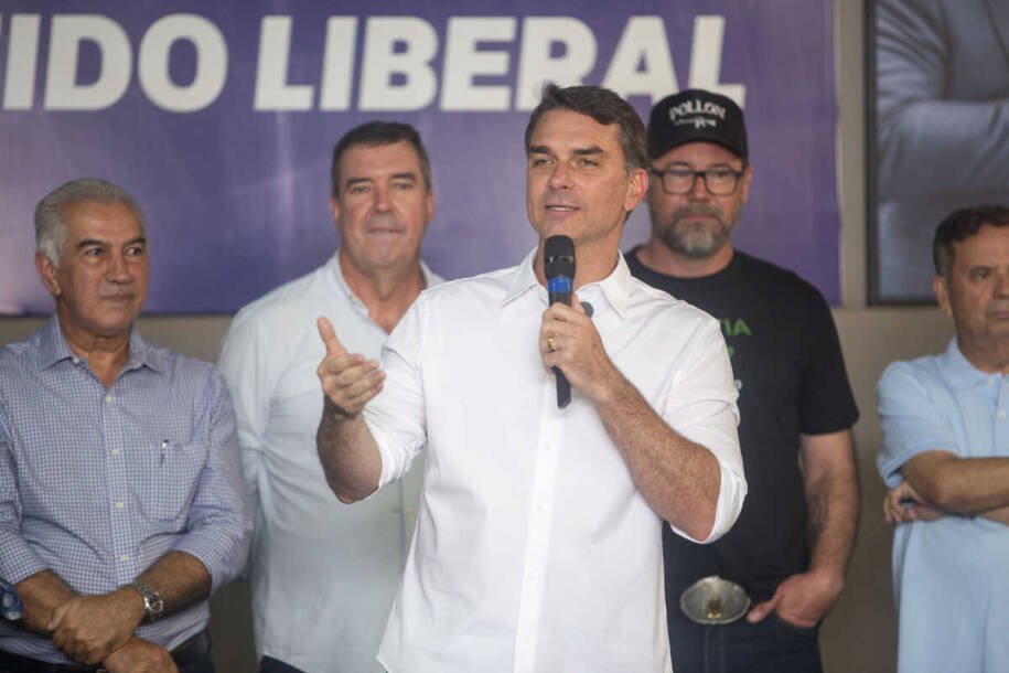 Flávio Bolsonaro critica Lula e promete governar com diálogo e equilíbrio