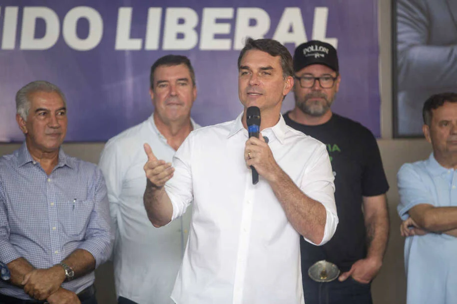 Flávio Bolsonaro critica Lula e promete governar com diálogo e equilíbrio